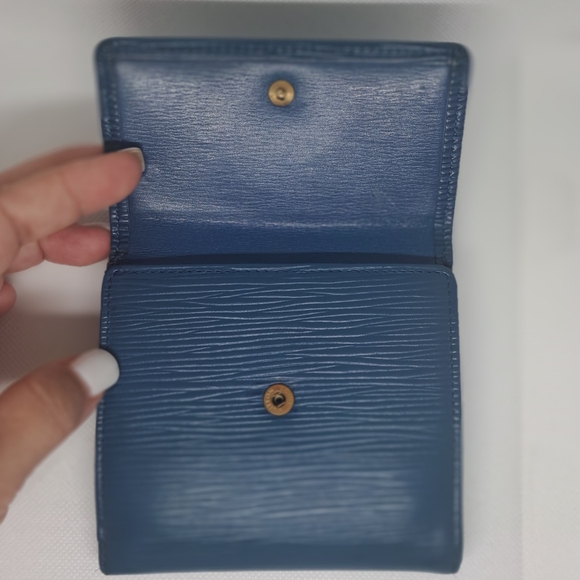 --SOLD-- Louis Vuitton compact refurbished LV Wallet - Picture 5 of 11